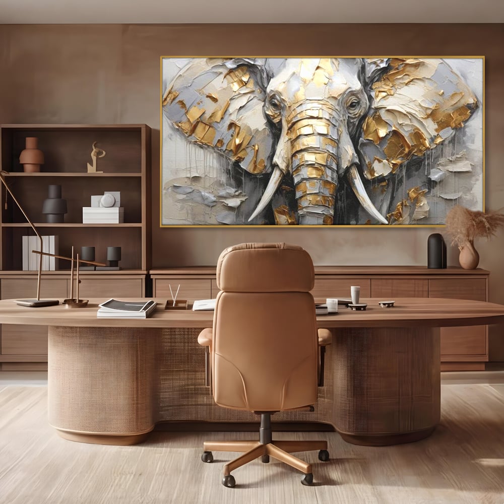 Tablou canvas cu tablou canvas cu cap de elefant in relief si insertii aurii, in rama de aluminiu auriu, pe perete intr-un birou
